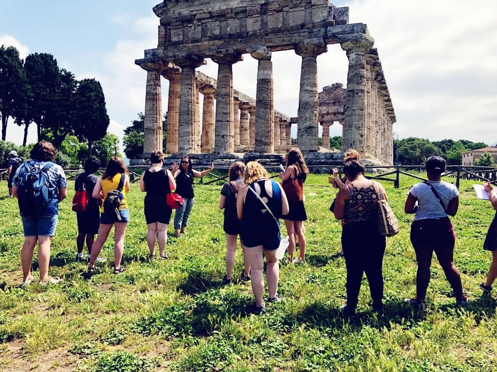 Rebecca Futo Kennedy teaching at Paestum. Photo courtesy of Rebecca Futo Kennedy.