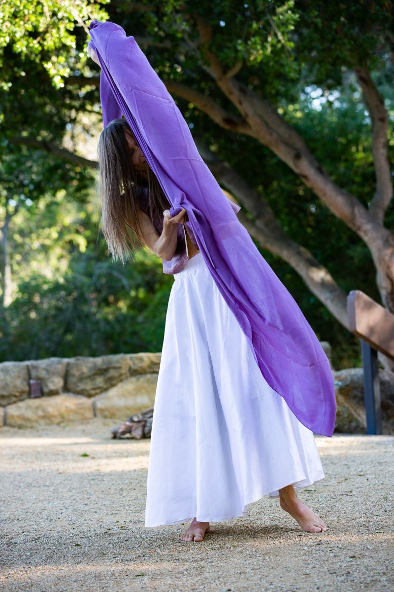 Figures 1 and 2. Meri Takkinen, dancing in an outdoor amphitheater in Santa Barbara, CA. Photos by Kenji Fukudome.
